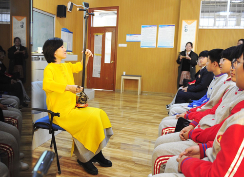 张朋向学生们展示了雷琴的模仿能力2