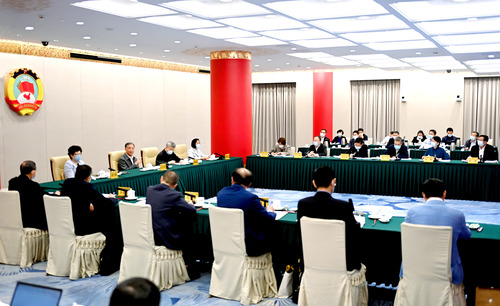 全国政协召开双周协商座谈会 围绕“促进乡村医疗卫生健康发展”协商议政 汪洋主持