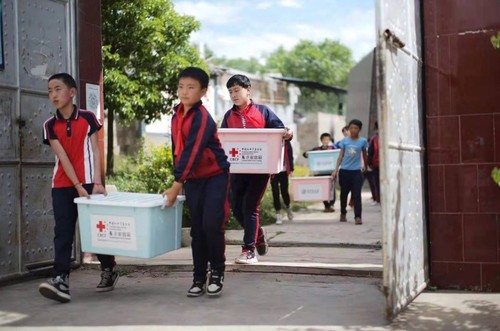 2021年5月，中国红十字基金会向云南洱源县受灾群众发放赈济家庭箱。