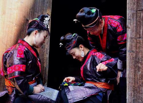 剑河县红绣梦想工坊带头人杨丽（左）