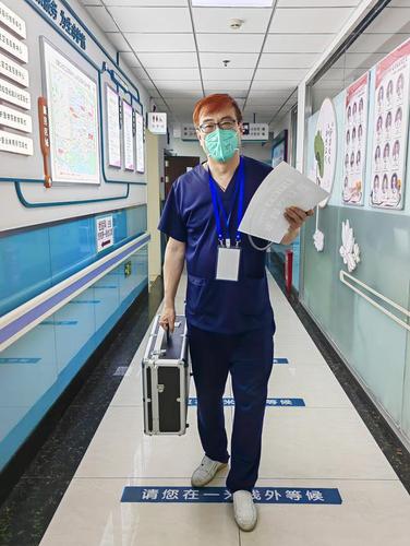 蔡新宇准备物资奔赴工作场地