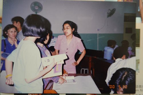 照片一：在北京汇文中学综合实践课上参与《减少废物》专题的学生小组讨论。