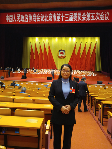 照片四：在北京市政协十三届五次会议会场
