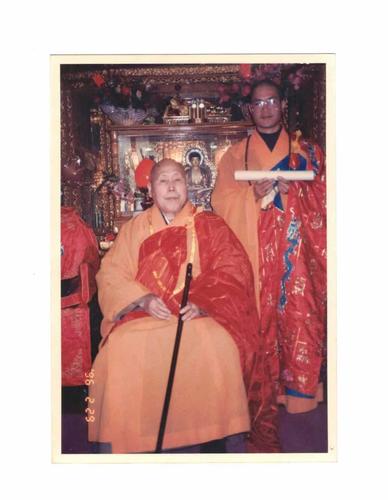 明暘法师与本文作者本性法师（右）师徒合影(1109140)-20220531165741_爱奇艺