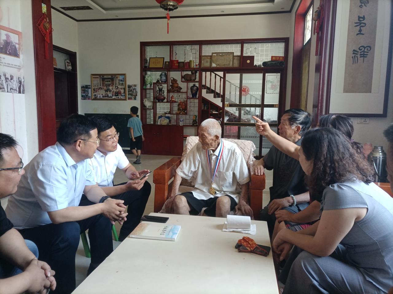 民革新乡市委会组织慰问抗战老兵