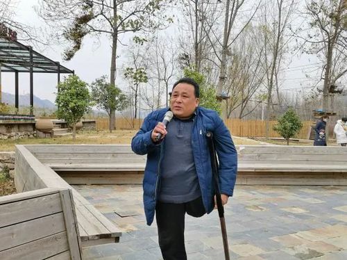 △2020年12月，“决胜2020——脱贫攻坚看山东”媒体采访团走进东仲都村，李保玉向采访团介绍村里建设情况。