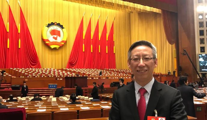 四十多年了，大学时期的这册手抄书，他一直留着！