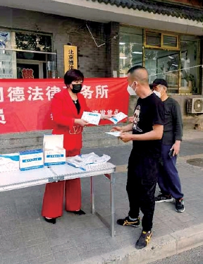 郝艳平（左）