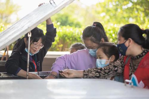 小学生们参观大梅沙万科中心碳中和实验园区内堆肥示范点。受访者供图