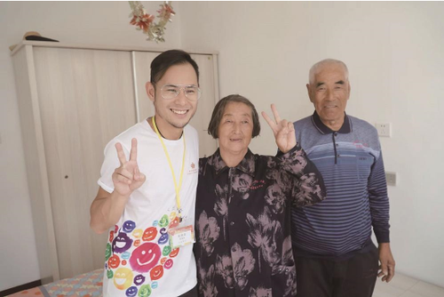 杨政龙（左）在内地关爱老年中心慰问老人