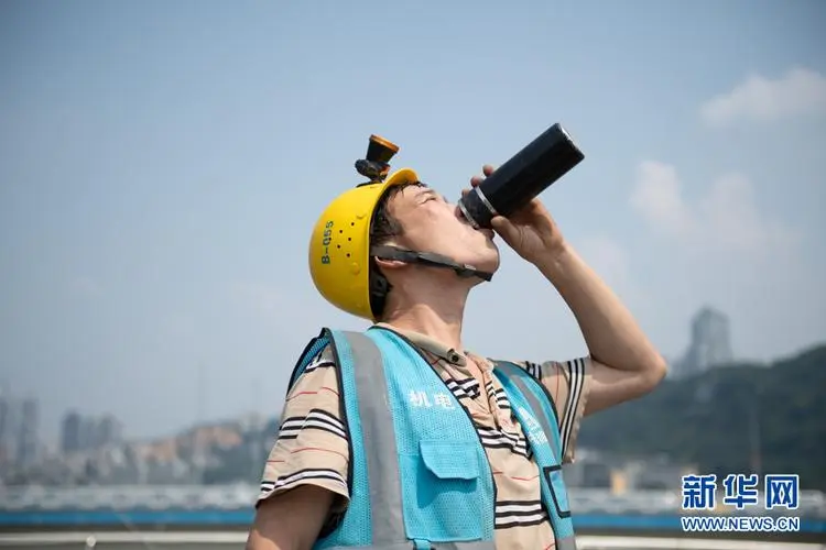致敬呵护高温下的坚守