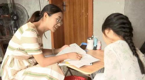 方荣在暑假期间为学生辅导功课。 受访者供图