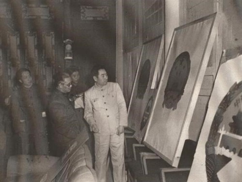 1950年6月20日，周恩来审定国徽图案。