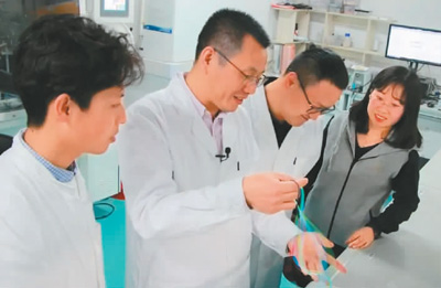让显示器件像衣服一样“穿”在身上