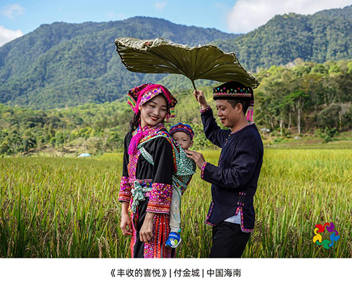 万立骏等观看“亲情中华——侨与新时代”摄影作品展