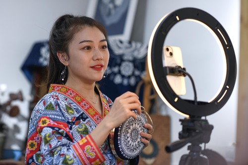 （新华全媒+）（3）“蜡染姑娘”回乡传承(1291572)-20220822085325