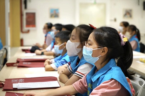 图为小志愿者们认真听讲埃塞文化分享