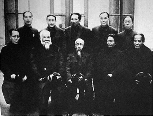 1948年11月25日，参加新政协筹建工作的民主人士在马迭尔酒店第一会议室