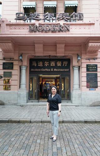 冯丹龙委员在马迭尔酒店门前