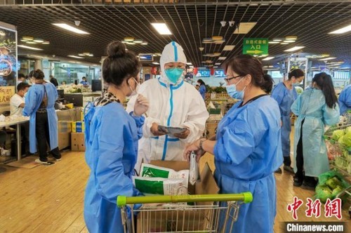 图为疫情期间，格拉丹东超市调配物资，保障市场供应。　西藏格拉丹东商贸有限公司 供图