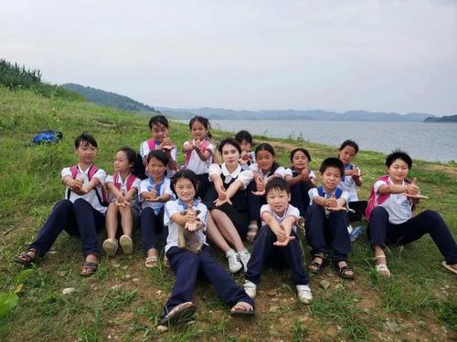 蔡明镜和孩子们 受访者供图