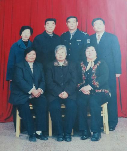 很遗憾的是焦裕禄生前没有留一下张与家人的合影（图为徐俊雅同孩子们在一起）。