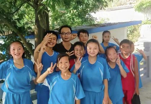 张琼琼和孩子们在一起。受访者供图