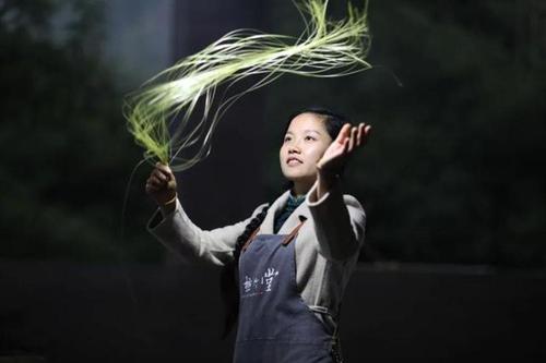 杨昌芹制作用于竹编的竹丝 受访者供图