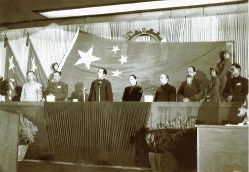 一九四九年九月三十日，中国人民政治协商会议第一届全体会议上，新中国第一面国旗展现在全体委员面前。右上边的展旗人就是彭光涵。