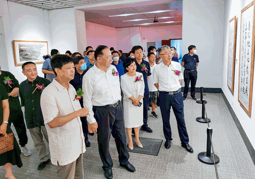 观众兴致勃勃地观看“进乡村-看小康—政协委员画家作品邀请展”