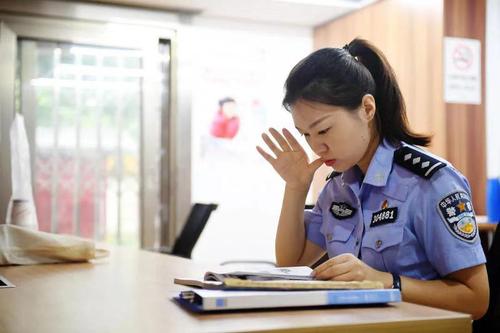 何巧在自学手语 受访者供图