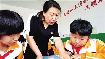 　赵颖慧为孩子们讲解刘宝双英雄事迹。 （图片由受访者本人提供）