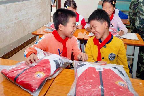 助学助困活动中，孩子们收到爱心人士捐赠的校服。