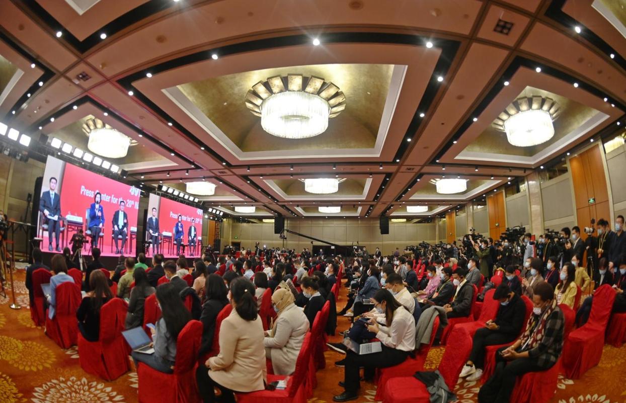 二十大新闻中心举行第二场集体采访