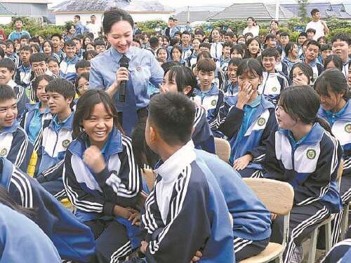 云南省西双版纳傣族自治州检察院巡讲团赴勐海县勐混镇中学开展“检爱同行——法治进乡村”全国巡讲活动。资料图片