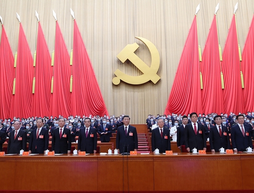 10月22日，中国共产党第二十次全国代表大会在北京人民大会堂胜利闭幕。这是习近平、李克强、栗战书、汪洋、王沪宁、赵乐际、韩正、王岐山、胡锦涛在主席台上。新华社记者 鞠鹏 摄