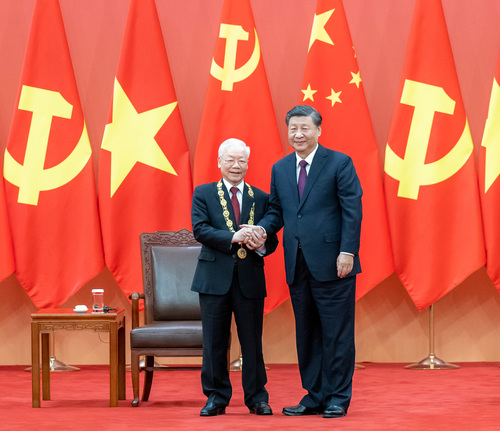 （时政）习近平向越共中央总书记阮富仲授予(1453961)-20221101063621