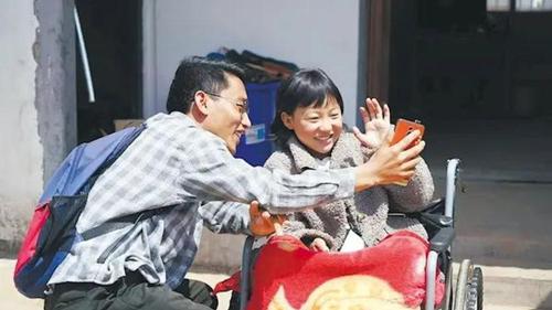 苏正民和受助孩子 受访者供图