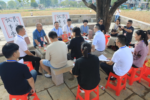 转塘街道长埭村在大树下搭台，茶田间议事，围绕未来乡村建设开展协商活动。