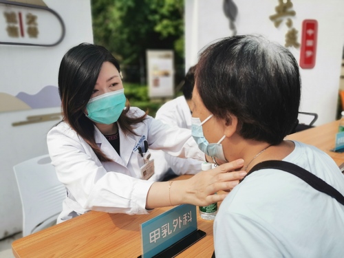统战图片——把健康关爱送到家门口(1487289)-20221114093113
