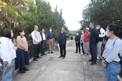 图片说明：11月2日下午，方勤走进龙泉山明楚王墓文物管理所宣讲党的二十大精神，并与武汉市文物考古研究所、东湖高新区龙泉街道等单位的党员代表和一线文博工作者互动交流。