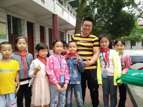 罗立新和孩子们