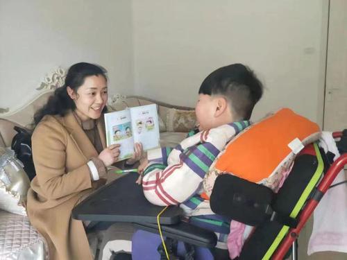 丁海燕为学生辅导功课 受访者供图