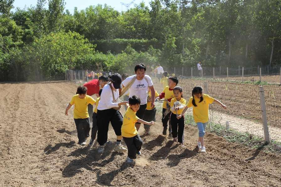 田园即课堂，把书本知识带到田间地头