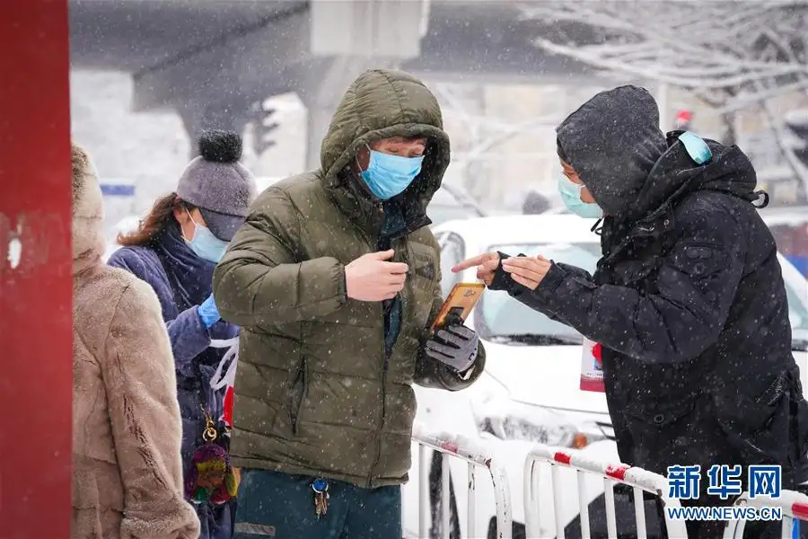新华时评丨不动摇、不走样，掌握战“疫”主动权