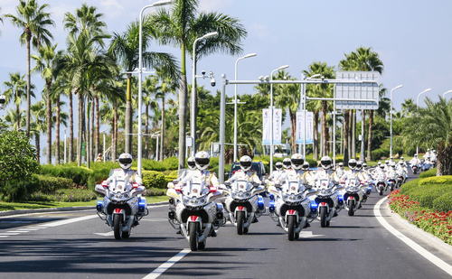 适应性道路训练，提高护卫队员应变能力。安晓惠摄