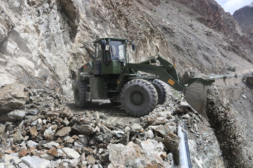 在飞石纵横的塌方体间涉险作业。李贵华（2021.08.20）  摄