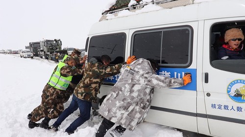 帮助被困车辆安全脱困。李贵华  摄（2020.05.26）