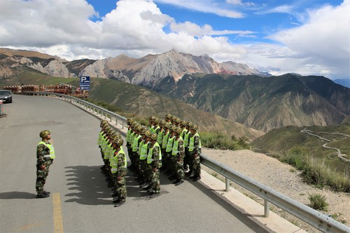 官兵在“天路72拐”开展训练。李贵华   摄（2018.08.24）