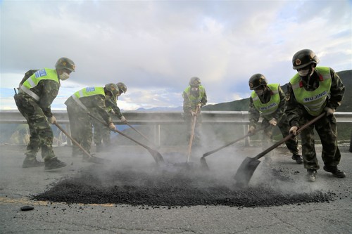 官兵集中开展路面病害整治。李贵华   摄（2018.08.24）